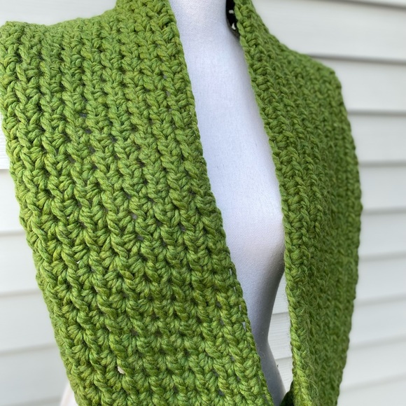 Tarcie Knitwear handmade infinity scarf in Green - Picture 4 of 4